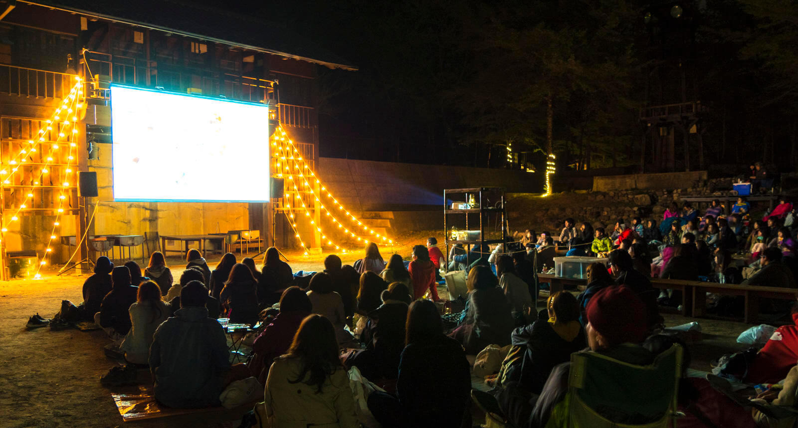 夜空と交差する森の上映会 (Forest movie festival)
