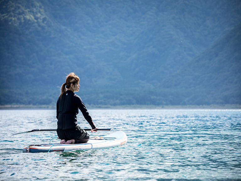 美しき自然と一体になるレイクスポーツ (Lake sports with nature)